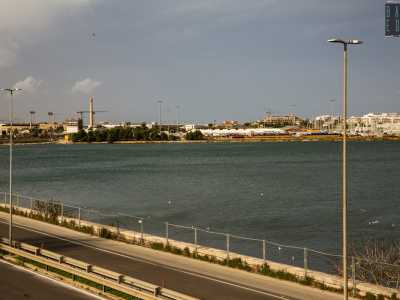 Lavori che incontrano le proteste degli ambientalisti. Marisabella infatti una delle poche zone di mare non ancora cementificate, in una citt� dove l�Adriatico si � allontanato dai baresi. E poi la banchina uccider� la splendida oasi naturalistica che si � venuta a creare in questo punto nel corso del tempo